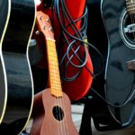 difference of acoustic guitar and ukulele