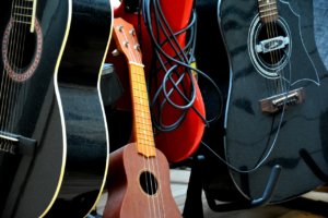 difference of acoustic guitar and ukulele